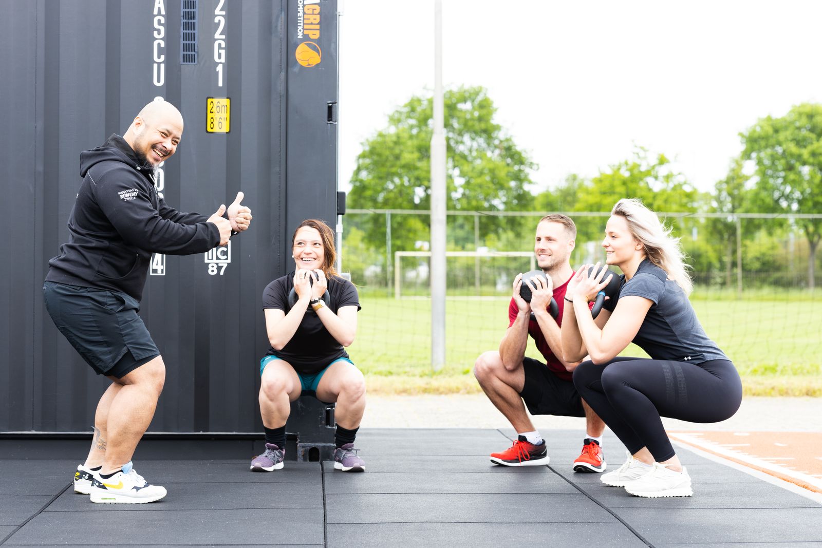 Marco geeft een groepstraining buiten